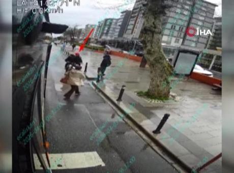 Küçükçekmece'de Trafik Kazası: İETT Otobüsünden İnleyen Kadına Motosiklet Çarptı