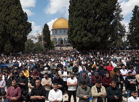 Mescid-i Aksa'da İlk Cuma Namazı: Onlarca Müslüman Coşkuyla Katıldı