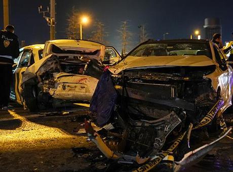 İstanbul'da Emniyet Şeridinde Feci Kaza: Sürücü Hayatını Kaybetti