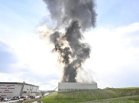 Ankara'daki Mobilya Deposunda Büyük Yangın: İtfaiye Ekibi Seferber Oldu