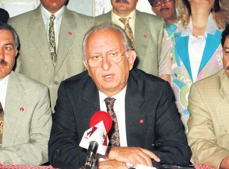 Hüsamettin Cindoruk: Türk Siyasetinin Duayeni Hayatını Kaybetti