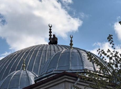 Denizli'de Cami Çatısında İntihar Girişimi: 2 Saatlik İkna Operasyonu Başarıyla Tamamlandı