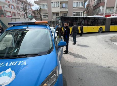 Avcılar'da Tek Araç Trafiği Felç Etti! İETT Otobüsleri Uzun Süre Beklemek Zorunda Kaldı