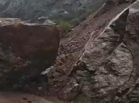 Şemdinli'de Heyelan: Dev Kaya Yolu Kapattı, Sürücüler Mahsur Kaldı