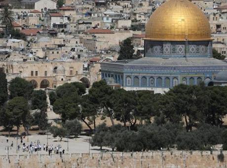 İsrail Polisi Mescid-i Aksa'da 2 Kadın ve 1 Görevliyi Gözaltına Aldı