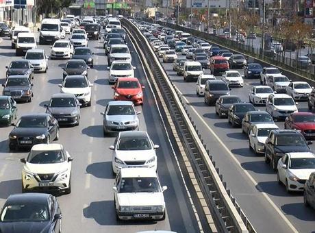 İstanbul Haftaya Yoğun Trafikle Girdi: Yoğunluk Yüzde 72'ye Ulaştı