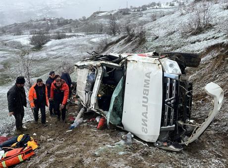 Artvin'de Kaza: Ambulans 30 Metreden Uçuruma Düştü, 1 Ölü, 4 Yaralı