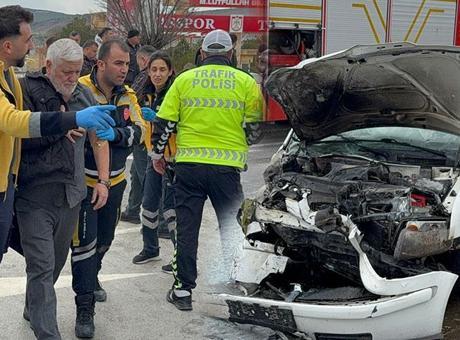 Sivasspor Tesisleri Önünde Trafik Kazası: 4 Futbolcu Yaralı