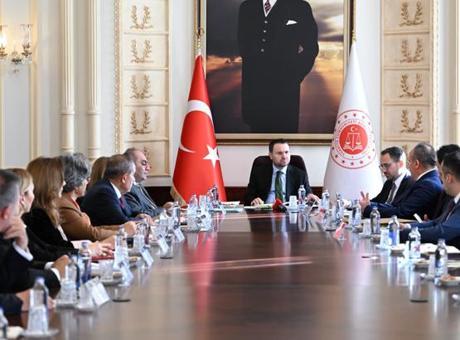 Adalet Bakanı Gürlek, Türkiye Noterler Birliği ile Hızlandırma Çalışmaları Üzerine Görüştü