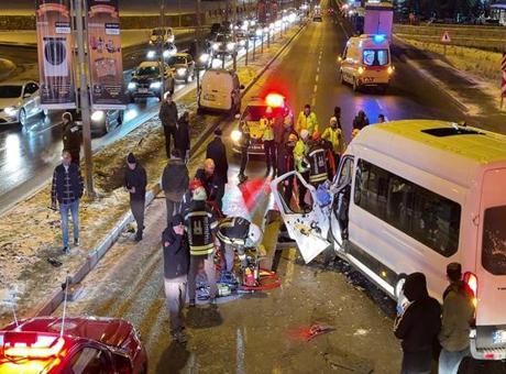 Erzurum'da Buzlanma Nedeniyle Zincirleme Kaza: 5 Yaralı