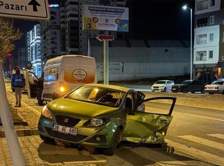Kayseri'de Trafik Kazası: Otomobil ve Panelvan Çarpıştı, 1 Kişi Yaralandı