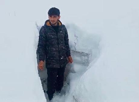 Nisan Ayında İnsan Boyu Kar: Ağrı'nın Diyadin İlçesindeki Şaşırtıcı Manzara