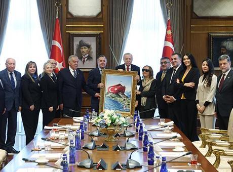 Cumhurbaşkanı Erdoğan, Türk Demokrasi Vakfı Heyetini Ağırladı
