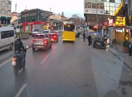 Ümraniye'de Motosiklet Kazası: Duran Araca Çarpan Sürücü Yere Düştü