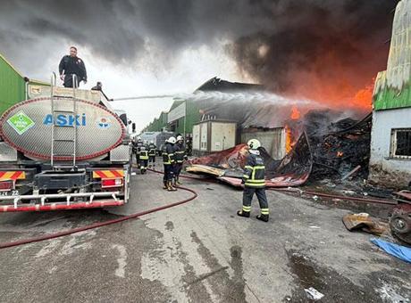 Adana'da Geri Dönüşüm Tesisinde Yangın: Çok Sayıda İtfaiye Ekipleri Sevk Edildi
