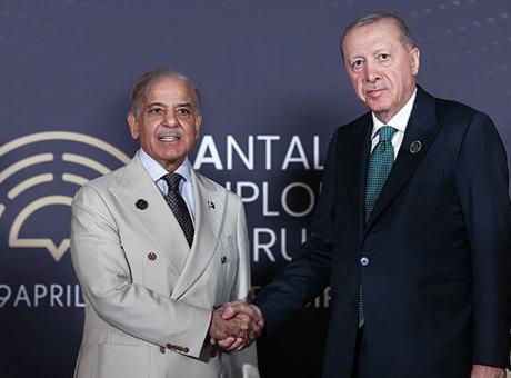 Cumhurbaşkanı Erdoğan, Pakistan Başbakanı ile Kritik Görüşme Gerçekleştirdi