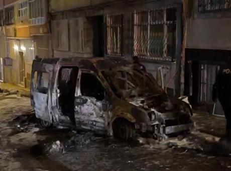 Fatih'te Park Halindeki Hafif Ticari Araçta Yangın Çıktı