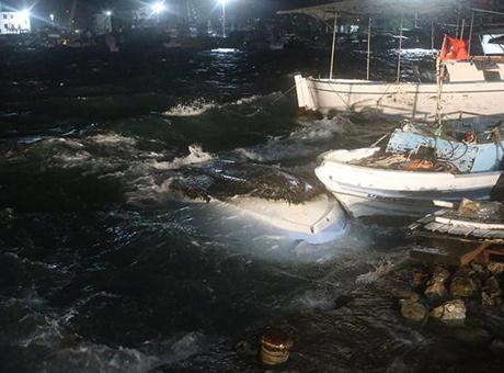 Hatay'da Şiddetli Fırtına: Tekneler Devrildi, Çatılar Uçtu
