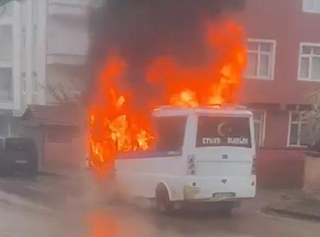 Kırıkkale'de Park Halindeki Minibüs Yangınında Araç Kullanılamaz Hale Geldi