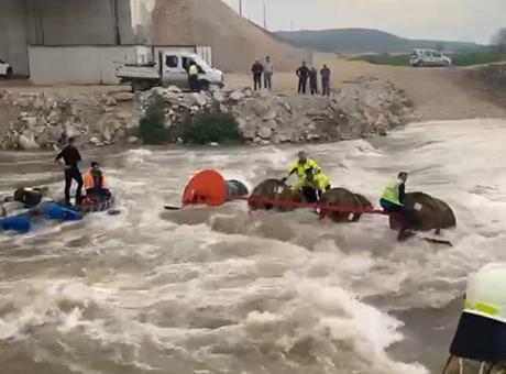 Bursa'da Traktör Dereye Devrildi, 10 İşçi Vinç ile Kurtarıldı