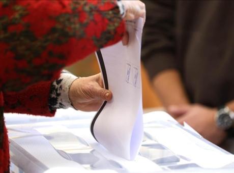 Bulgaristan'da Seçim Zamanı: 14 Parti, 10 İttifak Sandık Başında