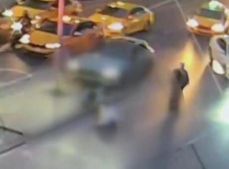 Şişli'de Korkunç Kaza: Sürücü Bayıldı, Direk Üzerine Devrilen Araç Turistin Üzerine Düştü