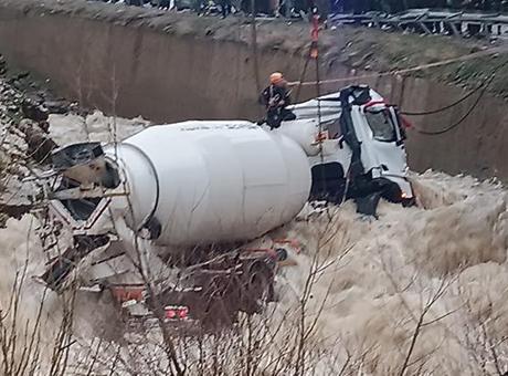Beton Mikseri Dereye Yuvarlandı, Şoför Arama Çalışmalarında Kayboldu