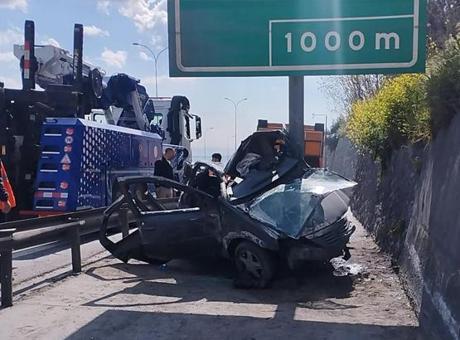 TEM Otoyolu'nda Otomobil Yön Levhasına Çarptı: Ulaşımda Aksamalar Yaşandı