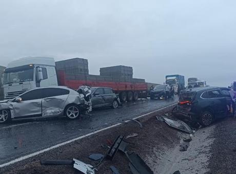 Aksaray'da Yolcu Otobüsü Kontrolden Çıktı: 10 Araca Çarparak Durdular