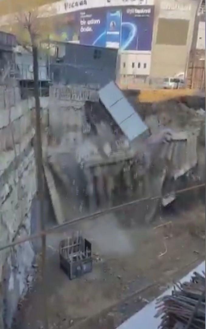 Kadıköy'de Fenerbahçe Stadyumu Yanındaki İnşaat Duvarı Çöktü