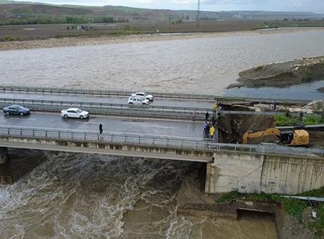 Batman'da Sağanak Nedeniyle Güney Çevre Yolu Ulaşımına Kapatıldı
