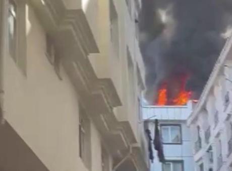 Esenyurt'ta Yangın Korkusu: İki Apartmanı Kapsayan Alevler Kontrol Altına Alındı