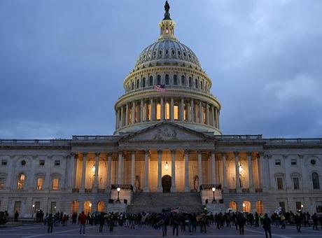 Washington'da Kongre Binası'na Baskın: Savaş Karşıtı Protestoda Gözaltılar