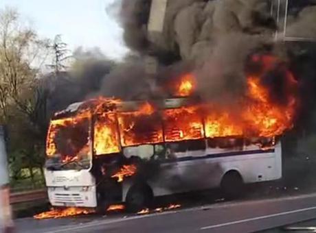 Bayrampaşa'da Seyir Halindeki Midibüste Yangın: Şoför Son Anda Fark Etti
