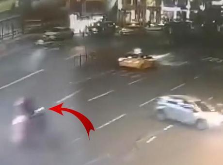 Şişhane'de Feci Kaza: Motosiklet Durağa Daldı, 1 Kişi Hayatını Kaybetti, 3 Yaralı