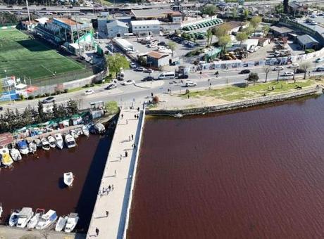 İstanbul Küçükçekmece Gölü'nde Su Kırmızıya Döndü: Çevre Sakinleri Tedirgin