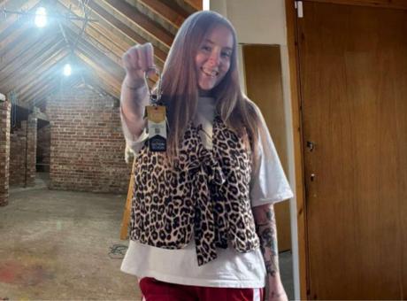 İlk Kez Ev Sahibi Olan Kadın, Dairedeki Gizli Alanla Şok Oldu