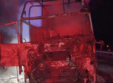 Samsun'da Seyir Halindeki Ahşap Yüklü Tırda Yangın Çıktı