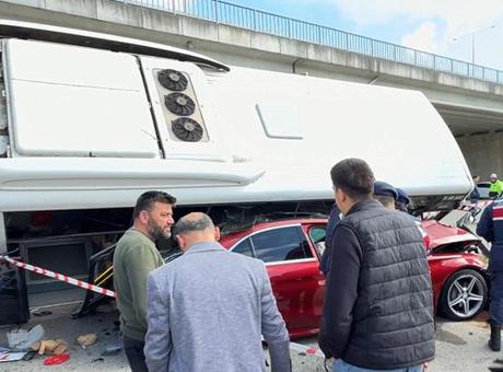 Bartın'da Feci Trafik Kazası: Halk Otobüsü, Otomobilin Üzerine Devrildi