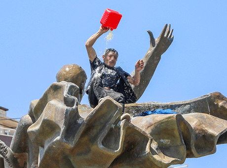 Antalya'da Şok Olay: Anıtta Benzinle Kendini Yakmaya Çalıştı