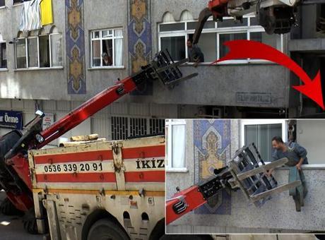 Güngören'de Dehşet Verici İş Makinesi Kazası: Şans Eşliği ile Kurtuldular