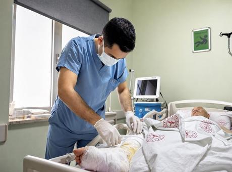 Ağrı'da 'Et Yiyen Bakteri' Alarmı: Küçük Bir Yaradan Ölümcül Duruma