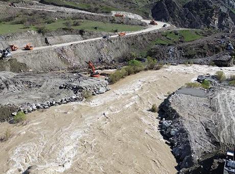 Hakkari-Van Yolunda Heyelan Sonrası Türk Silahlı Kuvvetleri Panel Köprü Kuruyor