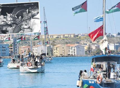 İsrail'in Küresel Sumud Filosu'na Saldırısı: Uluslararası Tepkiler Çığ Gibi Büyüyor