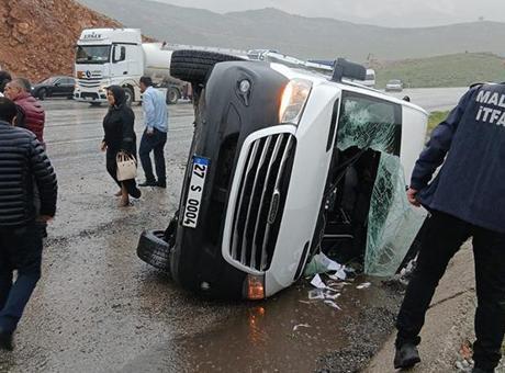 Malatya'da Yolcu Minibüsü Devriyle 12 Kişi Yaralandı