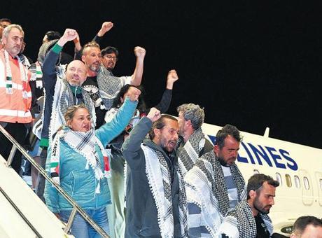 Küresel Sumud Filosu Aktivistleri İstanbul'da Karşılandı: 'Hayvan Gibi Davrandılar'