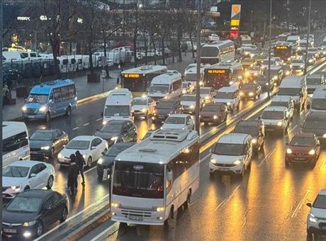 İstanbul'da Haftanın Başında Trafik Kaosu: Yoğunluk Yüzde 80'i Aştı