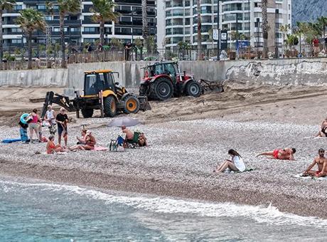 Konyaaltı Sahili'nde İş Makinesi Tahribatı: Turistlerin Gözleri Önünde Tepkiler Yükseliyor