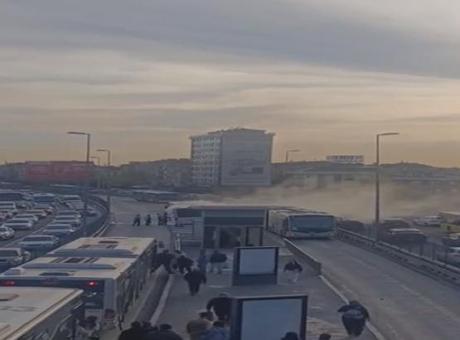 Kağıthane'de Metrobüs Yangını Paniğe Neden Oldu