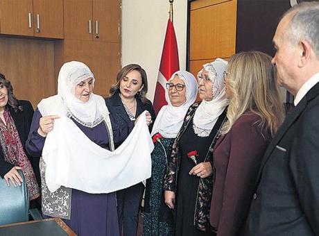 Barış Anneleri, MHP'yi Ziyaret Etti ve Genel Başkan Bahçeli'ye Beyaz Tülbent Bıraktı